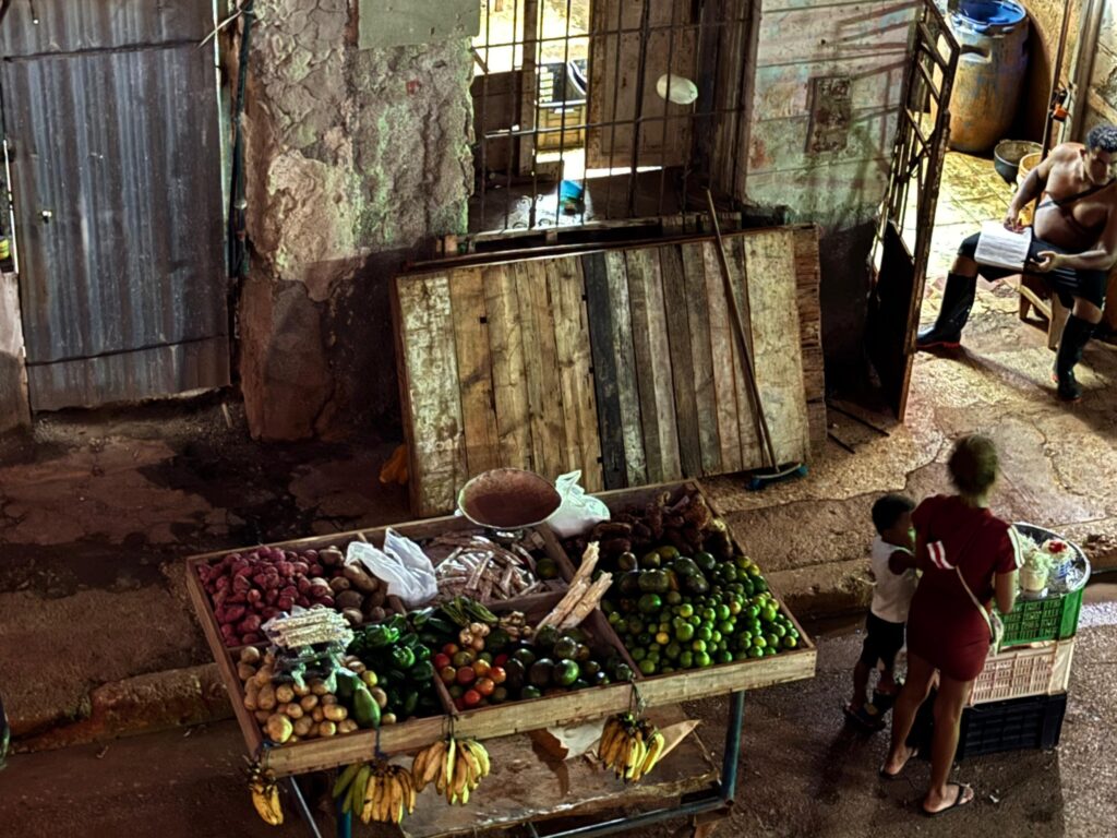 Boczna ulica Hawany. Autentyczne życie na Kubie. Bezpieczeństwo na Kubie.
