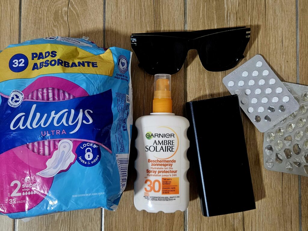 Niezbędnik podróżnika na Kubę: powerbank, krem z filtrem i okulary UV, podpaski i leki, które warto zabrać z Polski.