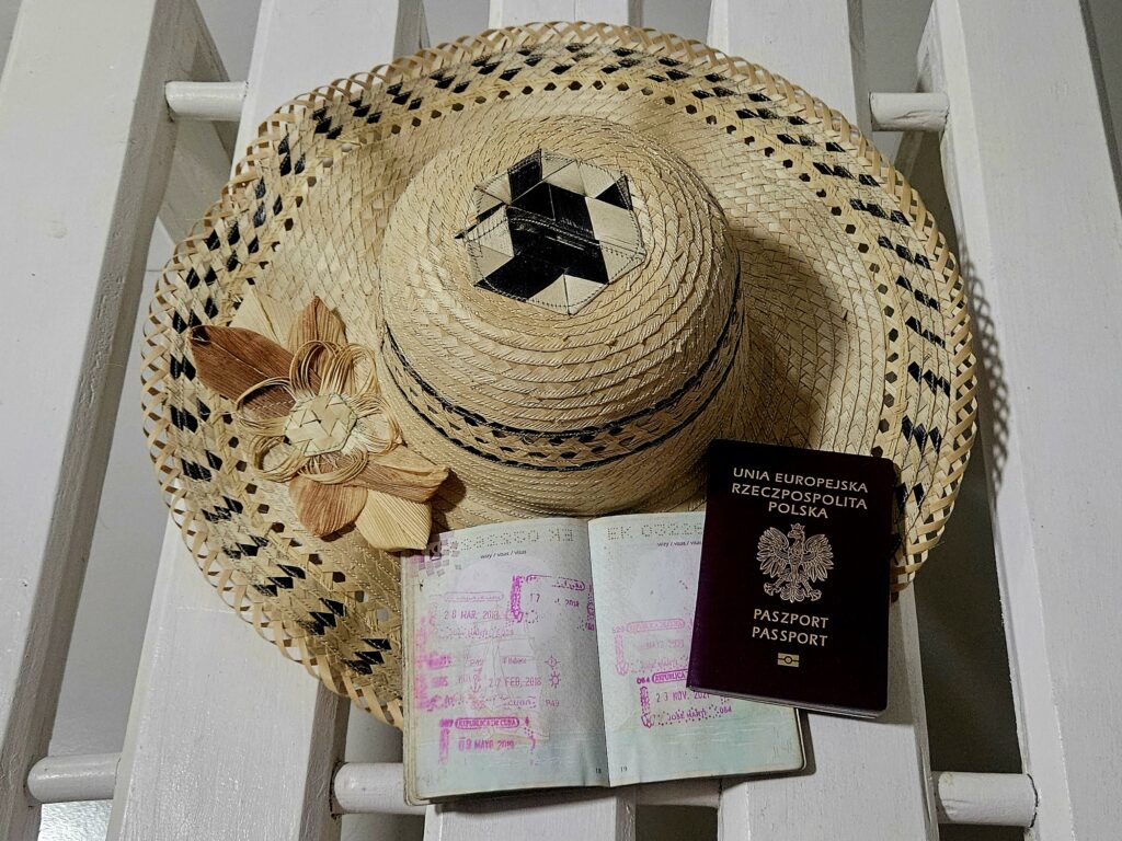 Wiza na Kubę. Dokumenty. Paszporty i kapelusz.