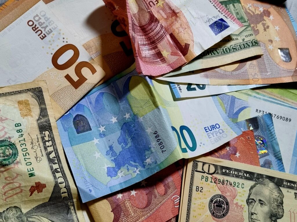 Banknoty euro i dolary. Waluta na Kubie. Płatność gotówką na Kubie.