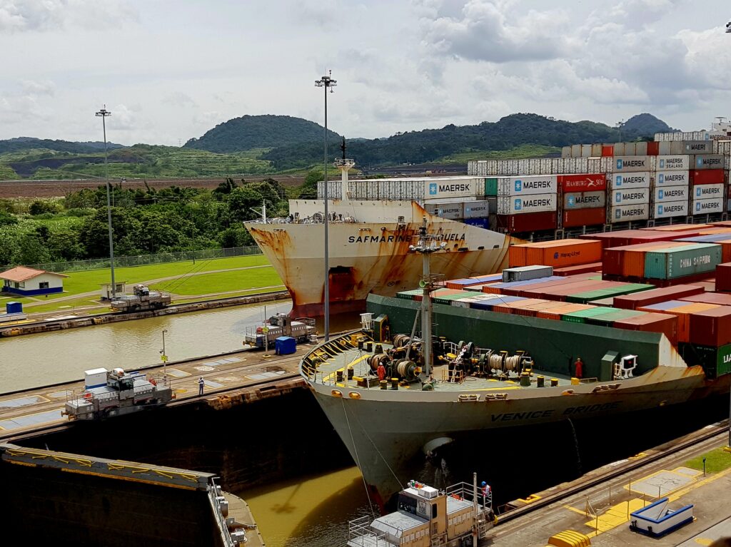 Kontenerowiec przepływający przez Kanał Panamski.