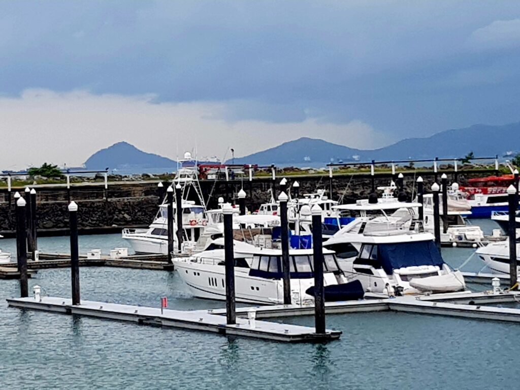 Łodzie cumujące na nabrzeżu w Panama City.