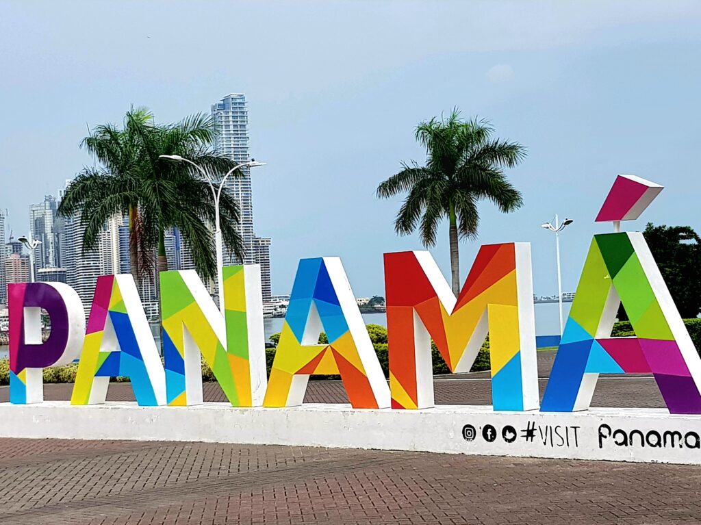 Kolorowy napis Panama.