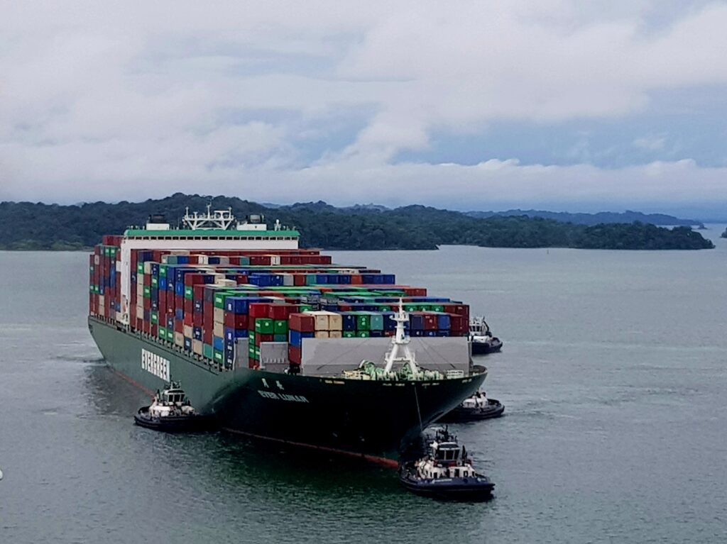 Kontenerowiec czekający na wpłynięcie do Kanału Panamskiego.