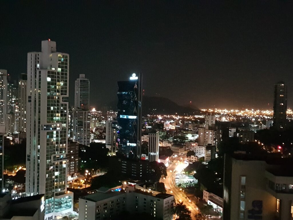Widok nocą na panoramę Panama City.