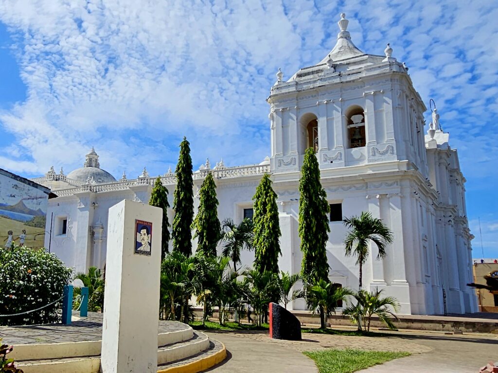 Biała katedra w León.