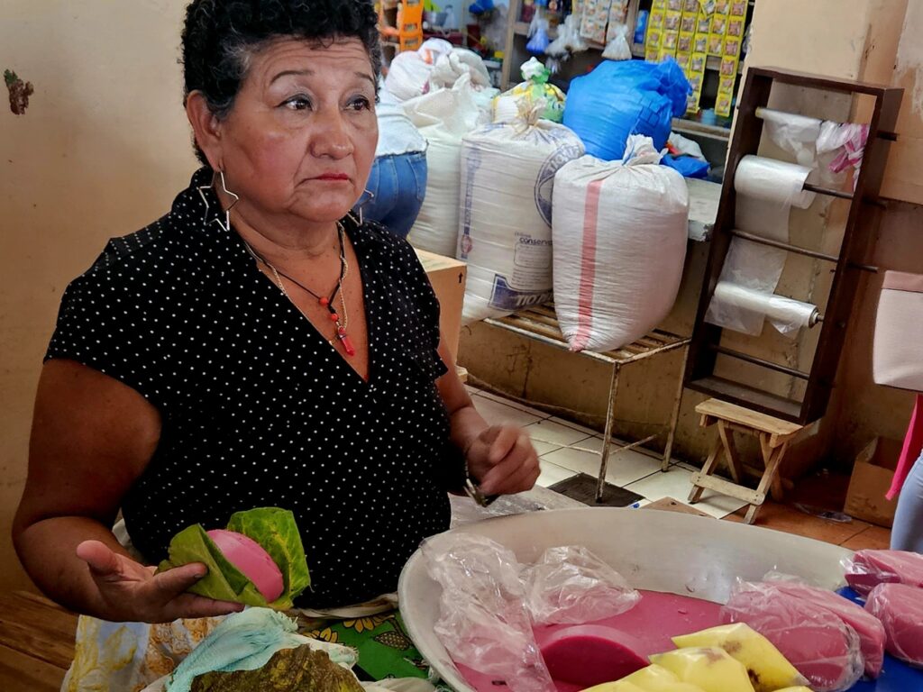 Degustacja lokalnych specjałów na targu w León.