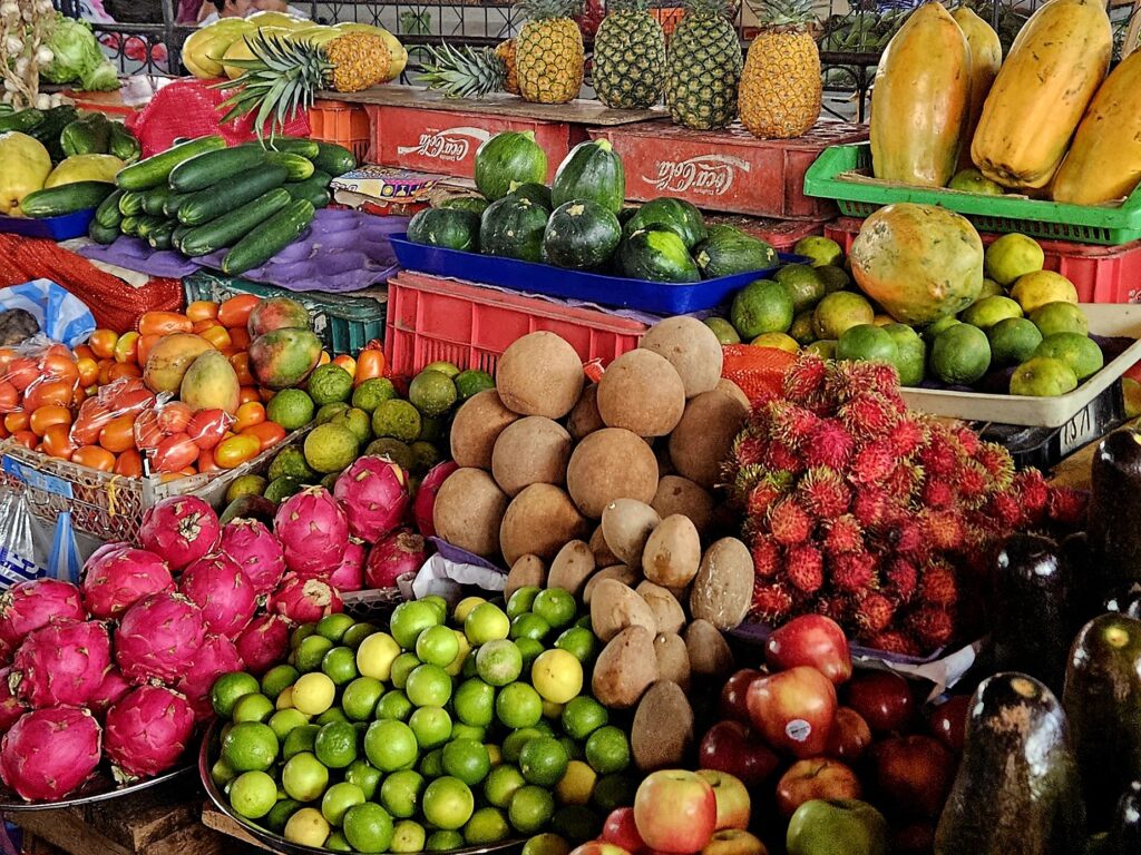 Lokalne targowisko pełne egzotycznych owoców.