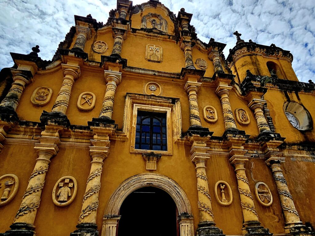 Piękny barokowy kościół La Recolección w León.