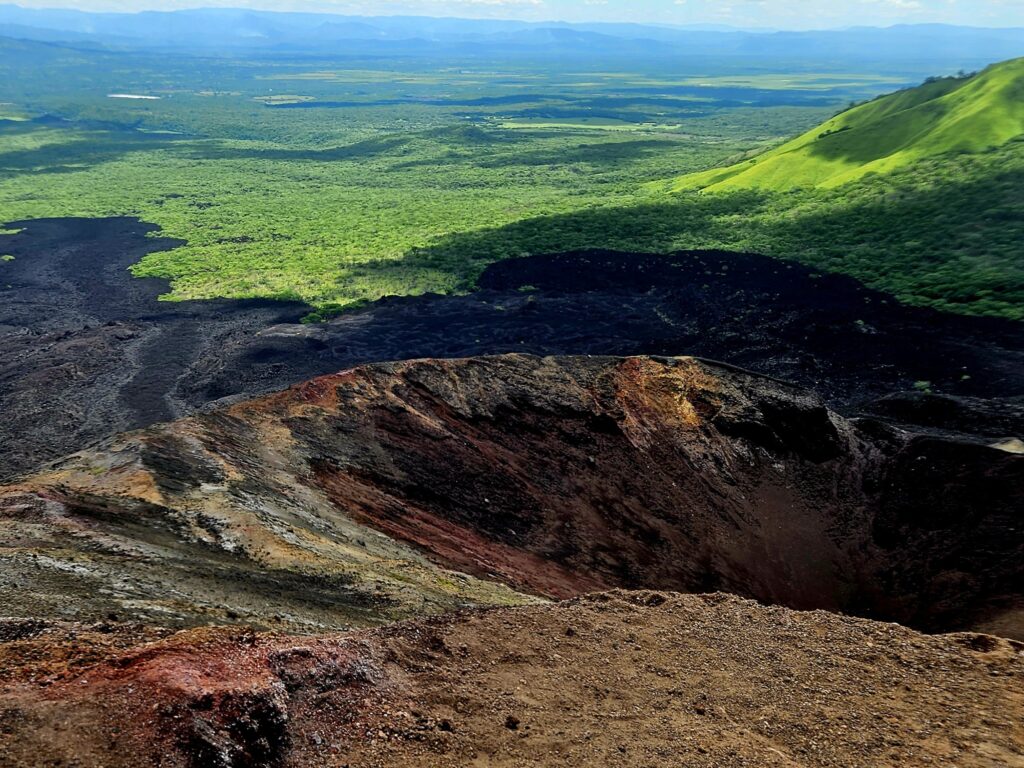 Piękne widoki podczas wspinaczki na wulkan Cerro Negro.