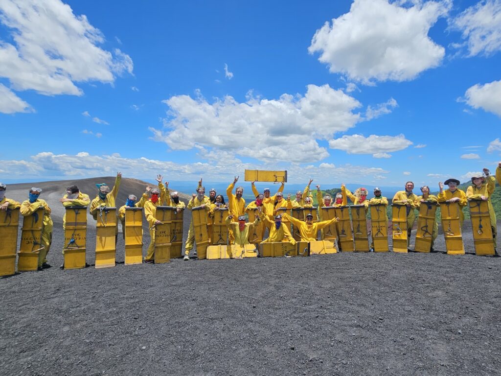 Grupa realizująca Volcano Surfing w León.
