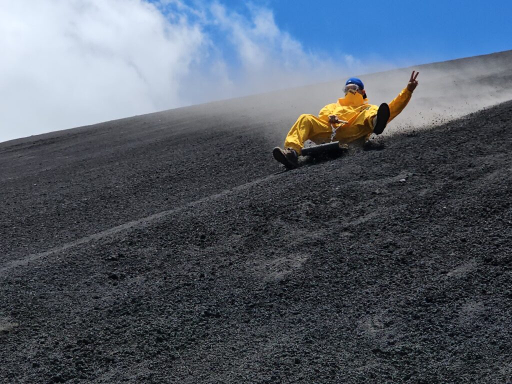 Volcano Surfing - zjazd na desce z wulkanu.