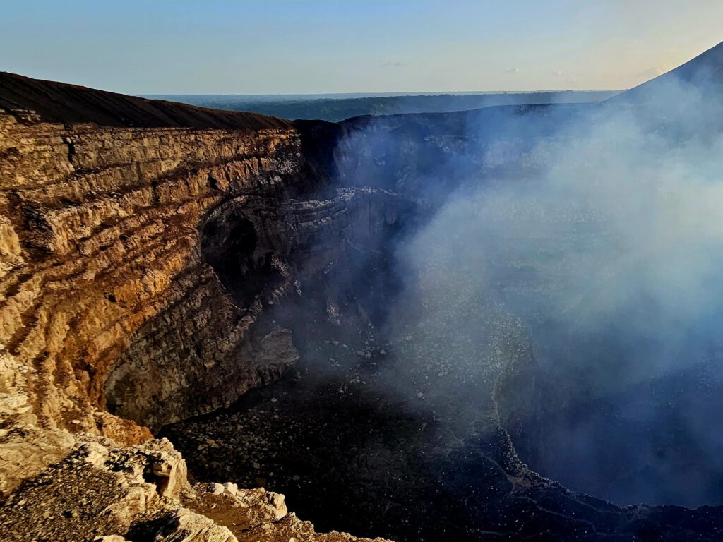 Widok na krater wulkanu Masaya.