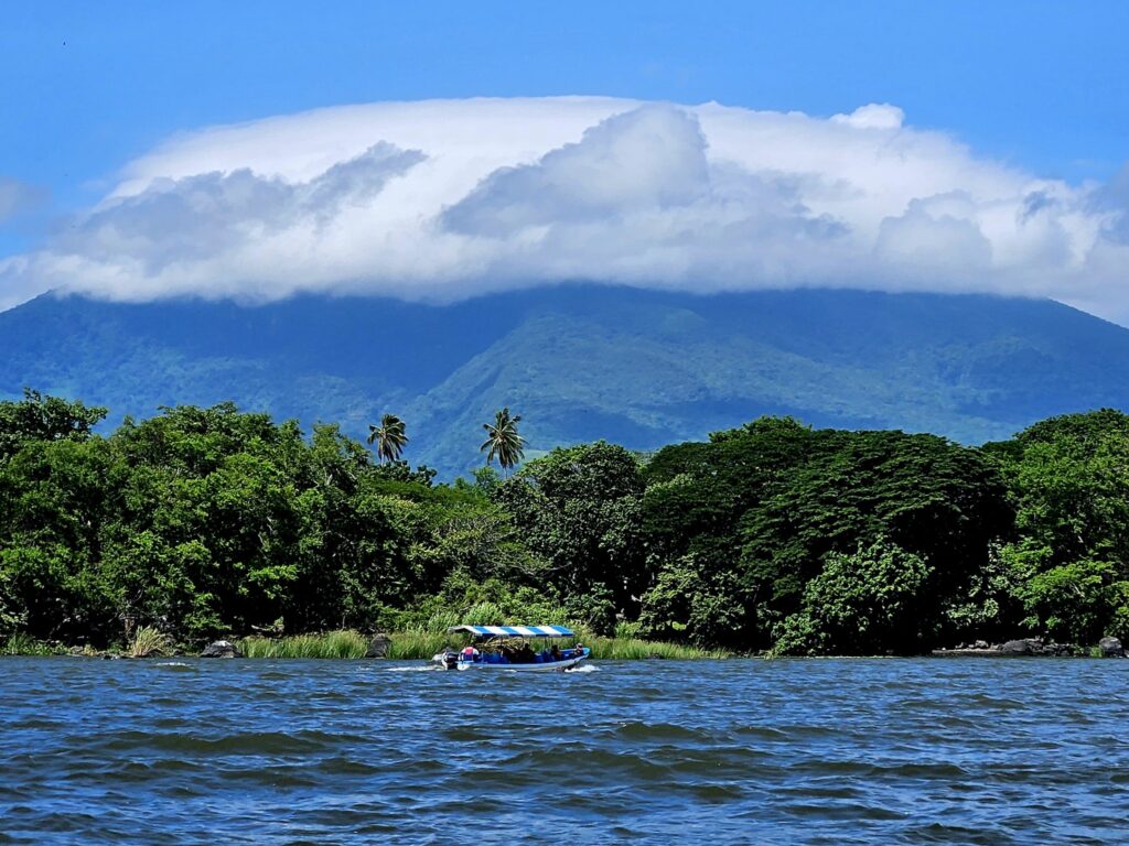 Jezioro Nikaragua i widok na wulkan Mombacho.