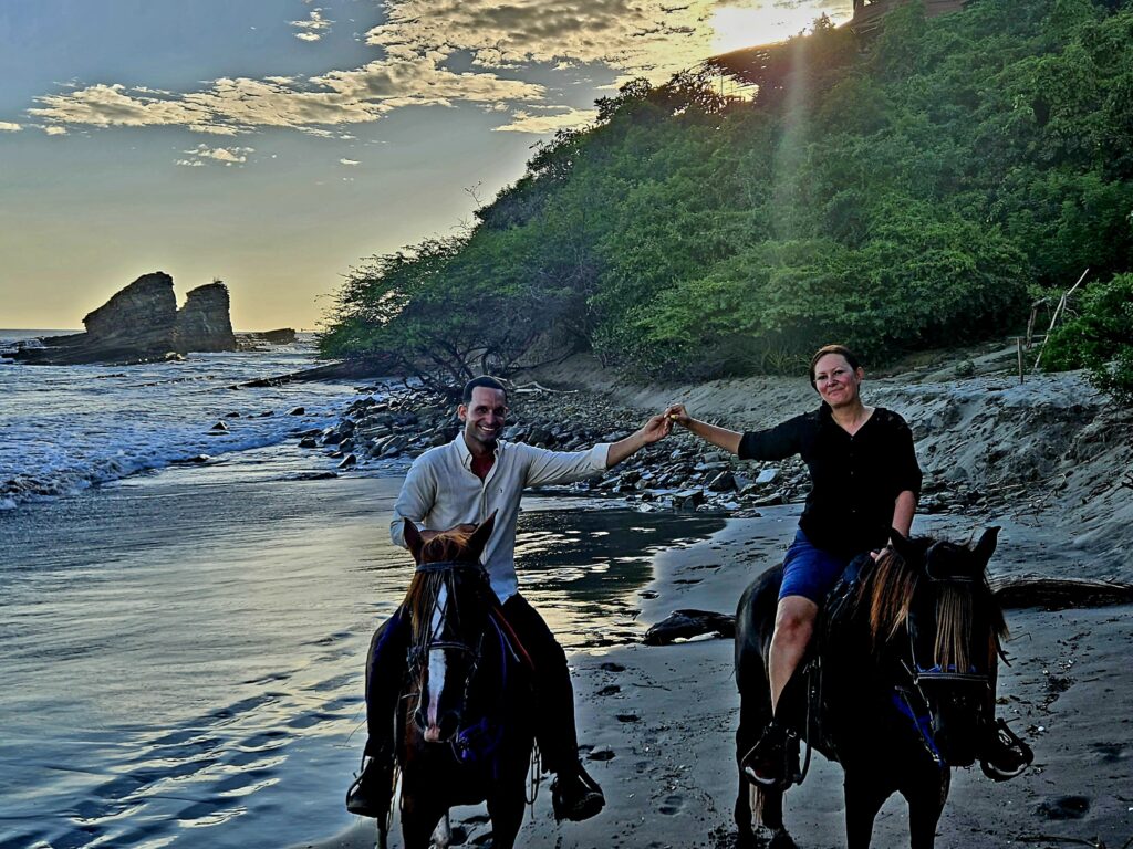 Przejażdżka konna po plaży przy zachodzie słońca na Rancho Santana.
