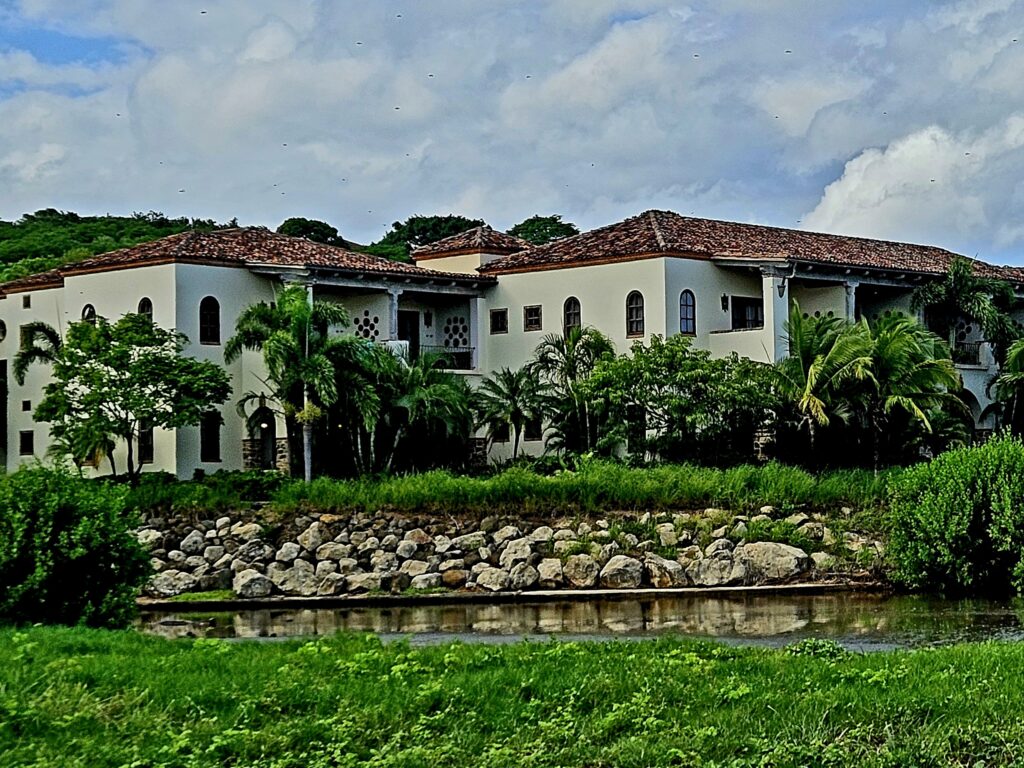 Zabudowania eleganckiego hotelu Rancho Santana.