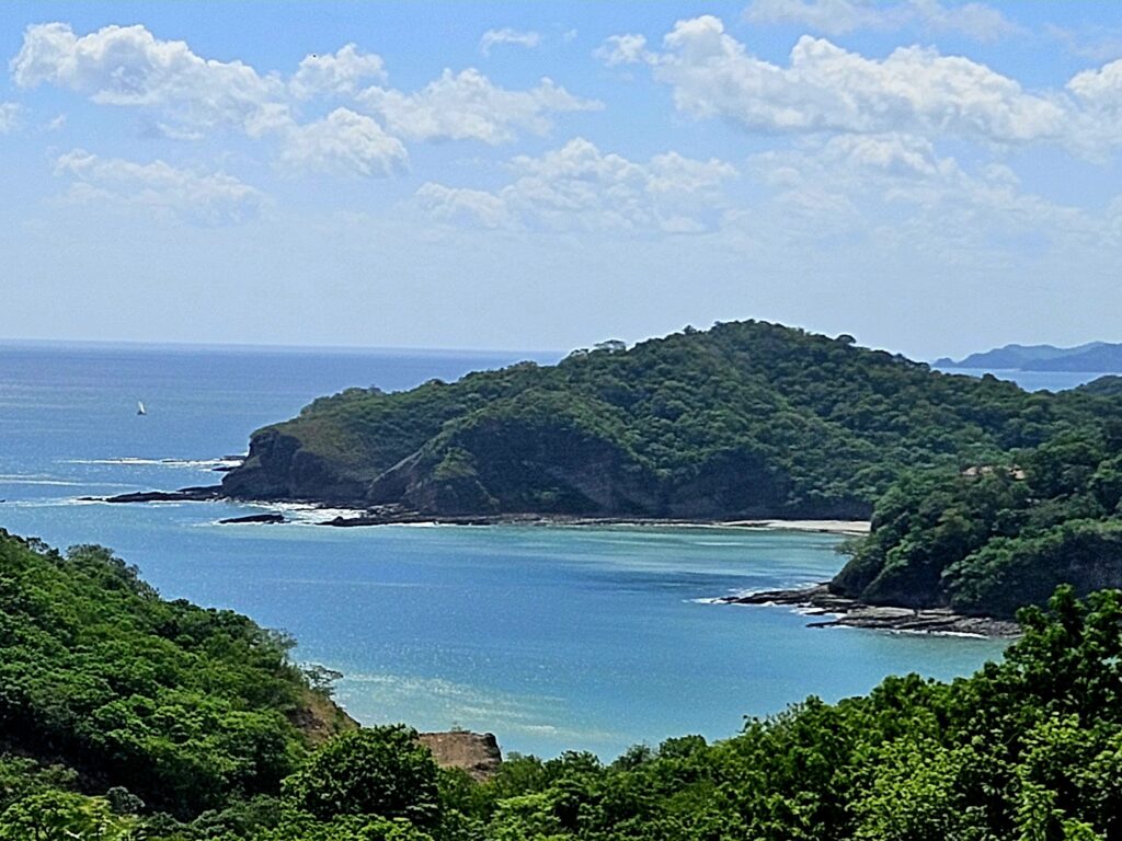 Widok spod pomnika Chrystusa w San Juan del Sur.