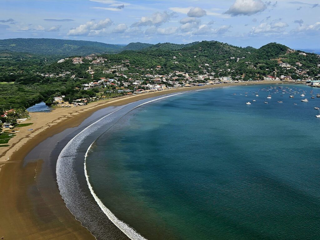 Widok spod pomnika Chrystusa w San Juan del Sur.
