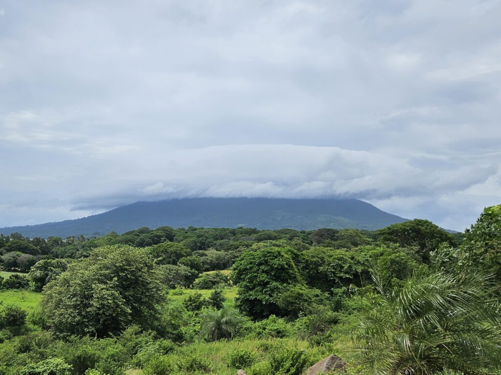 Widok na jeden z wulkanów Wyspy Ometepe.