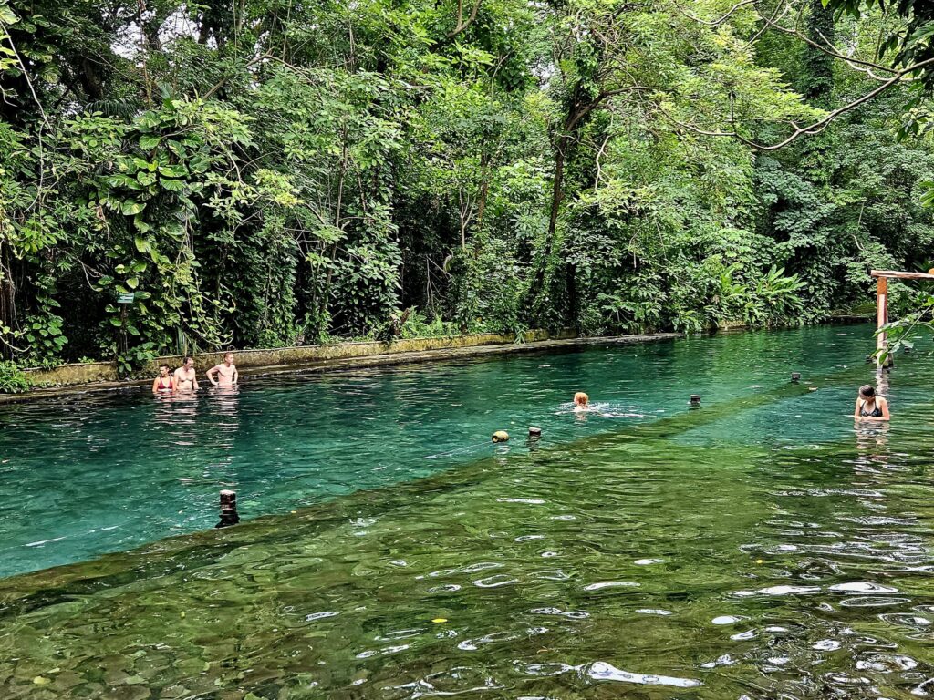 Kąpiel w Ojo del Agua na Wyspie Ometepe.