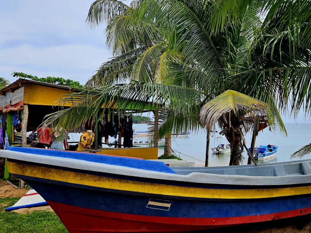 Łódź na wyspie Little Corn.