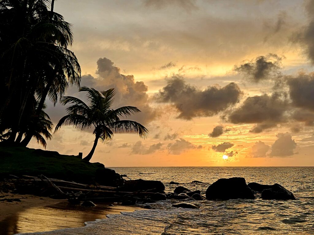 Zachód słońca na wyspie Little Corn.