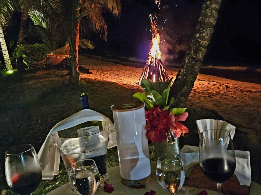 Romantyczna kolacja przy ognisku na Little Corn Island.