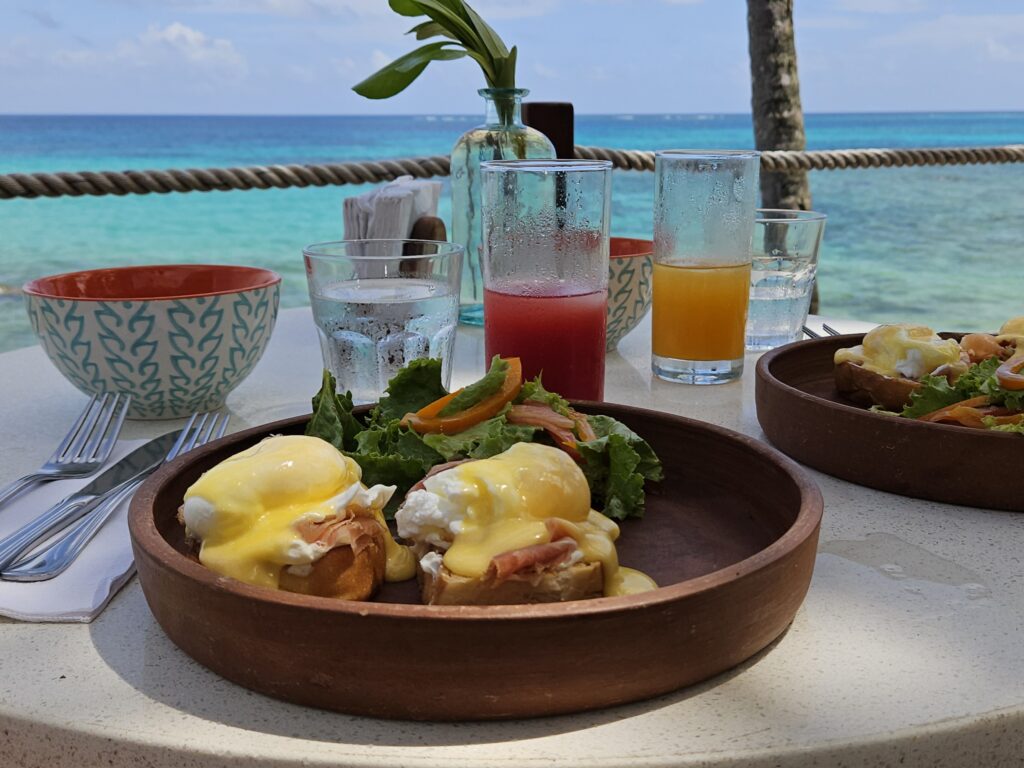Śniadanie z widokiem na morze w hotelu Yemaya Reefs na wyspie Little Corn.