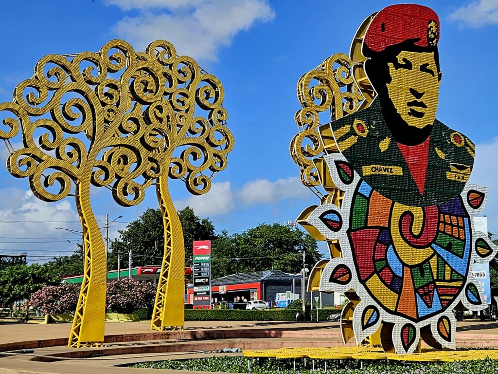 Dekoracje i wizerunek Hugo Chaveza w Managui.