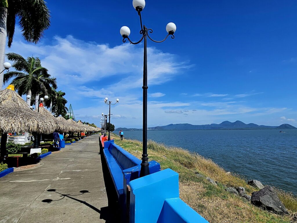 Ławeczki z widokiem na jezioro na Malecónie w Managui.