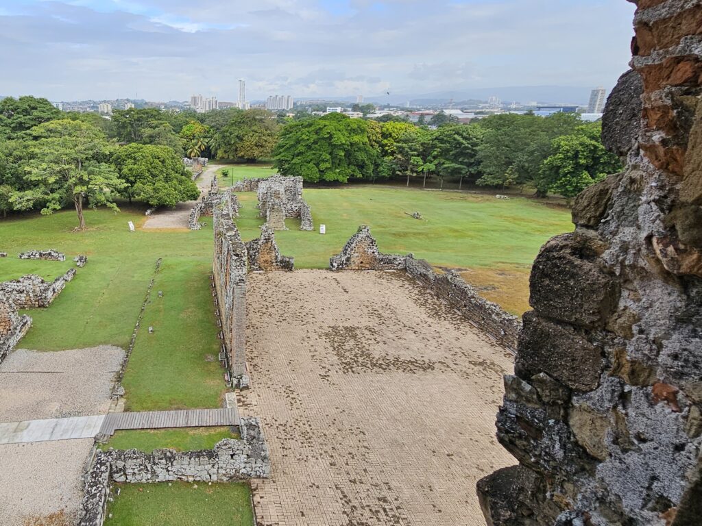 Ruiny Panama Viejo z widokiem na miasto.