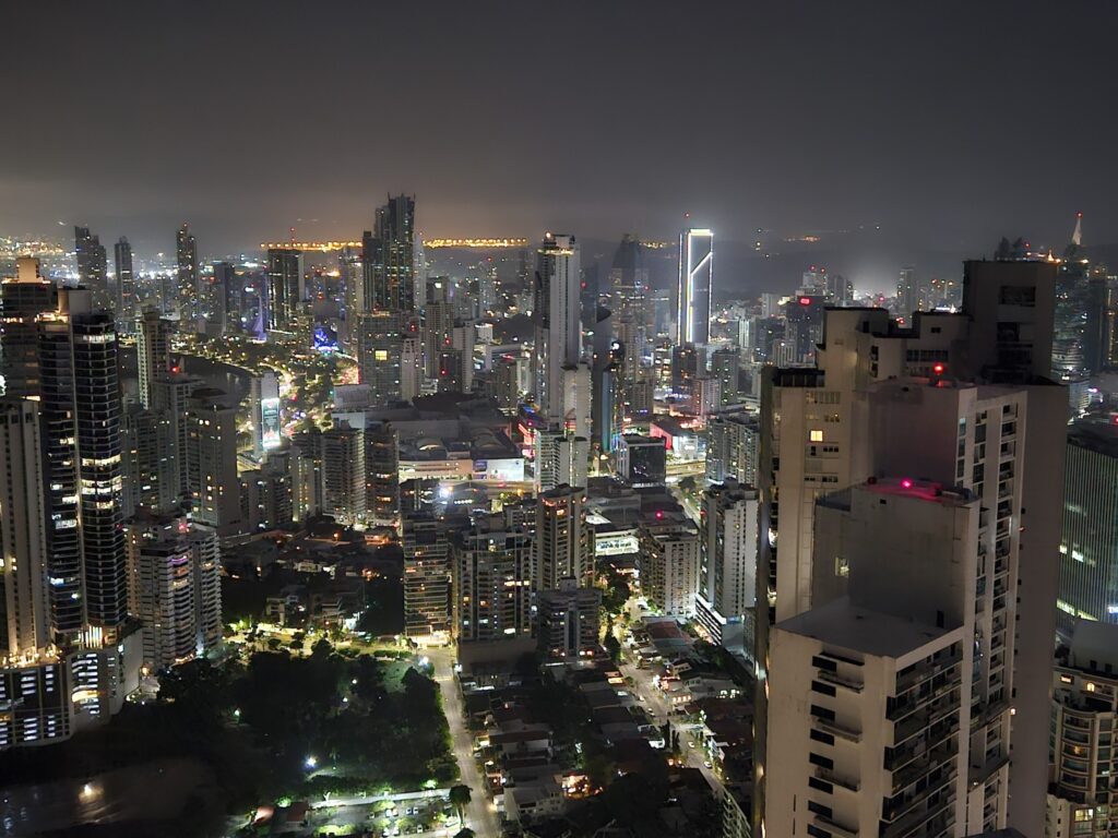 Nocna panorama Panama City z Panaviera Rooftop.