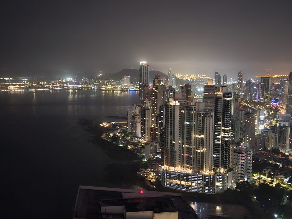 Skyline Panama City z Panaviera Rooftop.