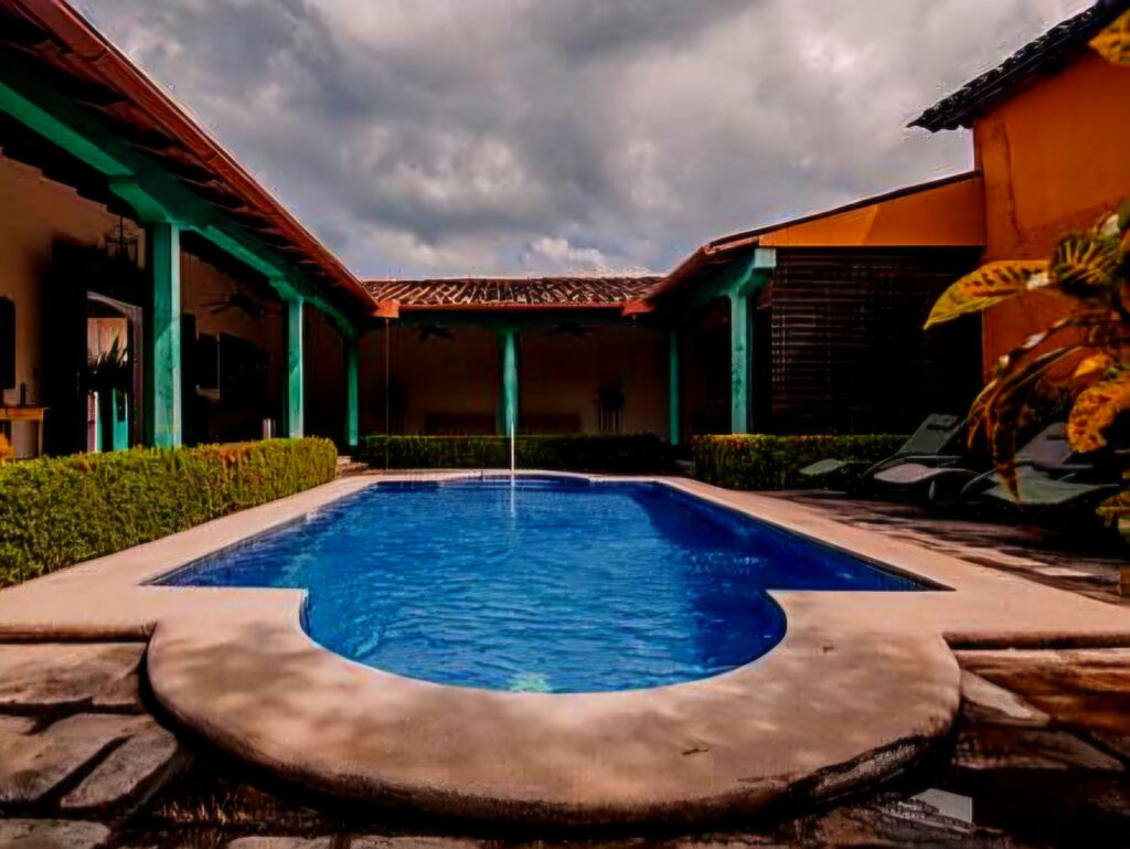 Basen hotelu El Convento w León.