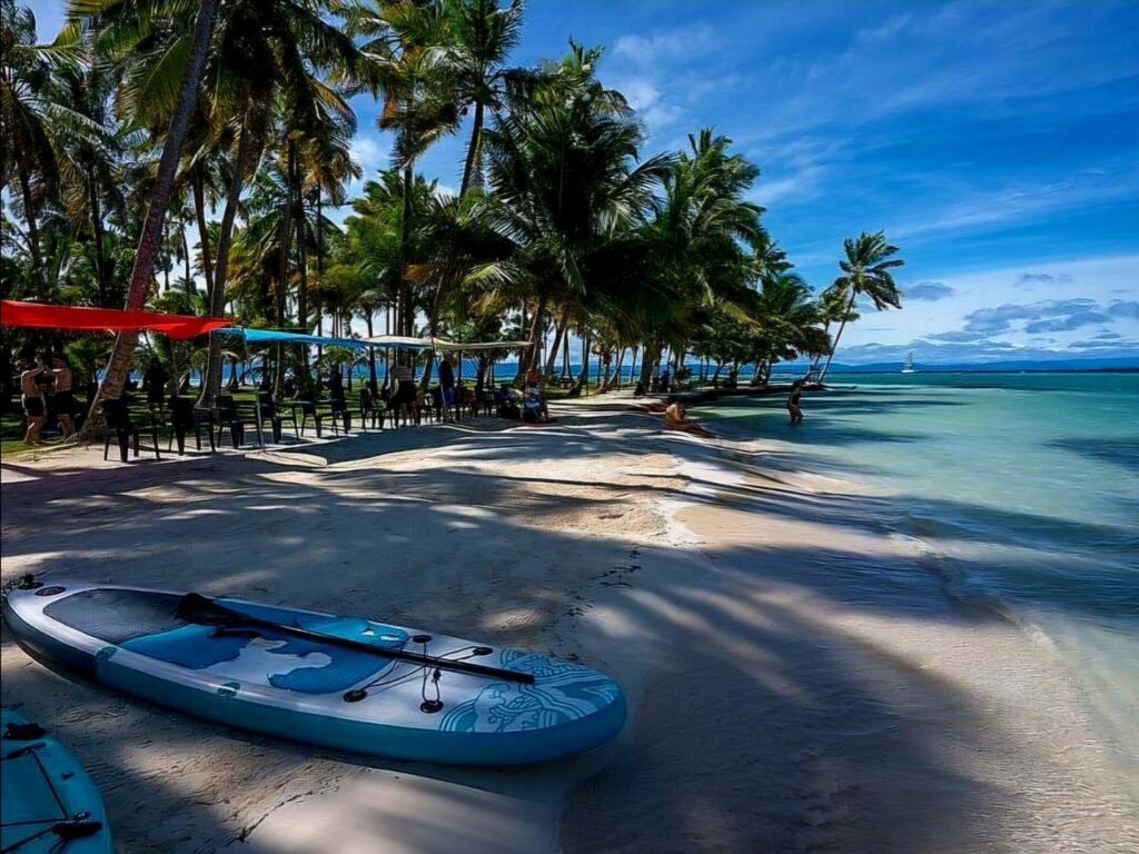 Plaża i kajaki na wyspie San Blas.