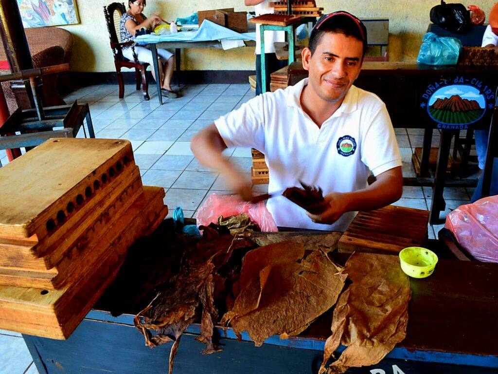 Warsztaty zwijania cygar w Granadzie.