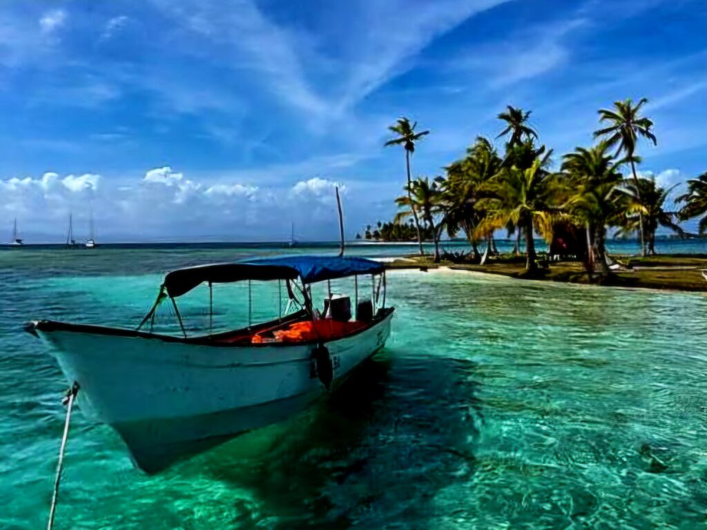 Łódź zacumowana przy brzegu San Blas.