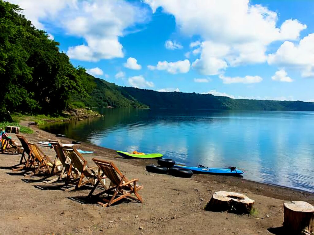 Plaża i kajaki nad Laguna de Apoyo.